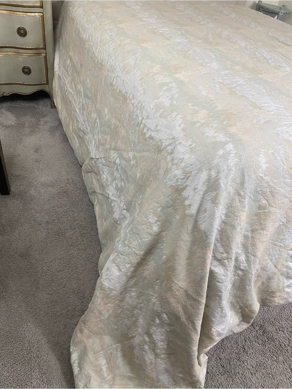 Frontgate King Duvet Jaquard in a silvery white , light peach , pale green